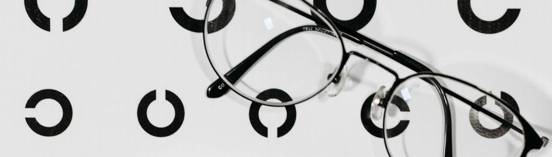 CNMC-considera-positiva-eliminacion-restriccion-publicitaria-lentillas-gafas-test-embarazo
