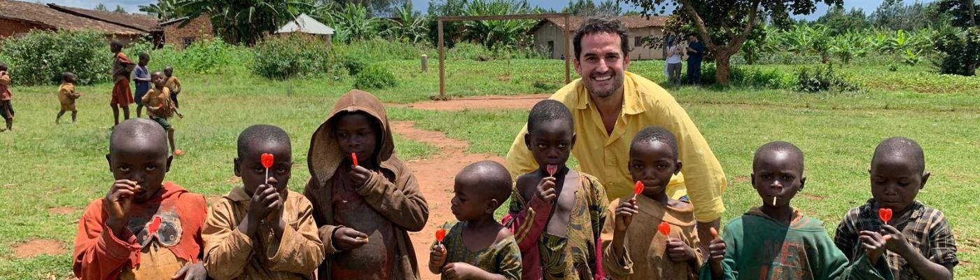 El médico español César Casado salva vidas en el corazón de Burundi
