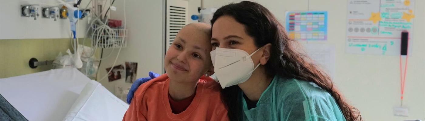 Rosalía visita a niños con cáncer ingresados en el Hospital Sant Joan de Déu