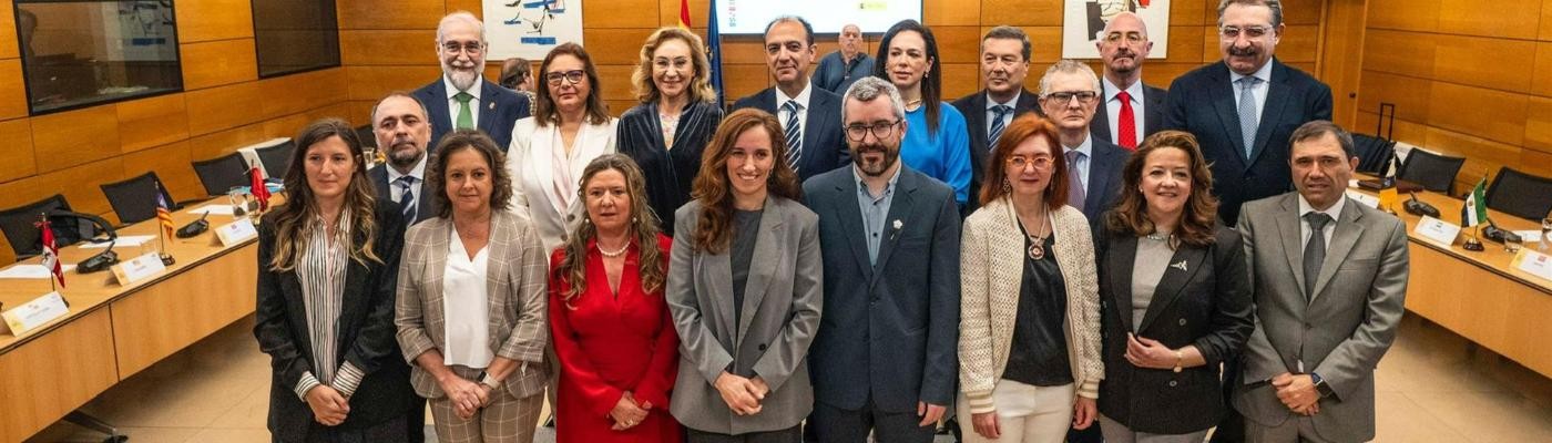 Las comunidades autónomas del PP exigen la reprobación de Mónica García por "comportarse como una activista"