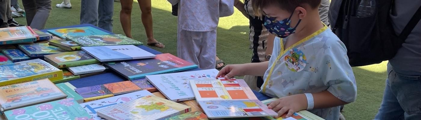Terapia lectora: la Feria del Libro de Madrid lleva libros a los niños hospitalizados en el Niño Jesús