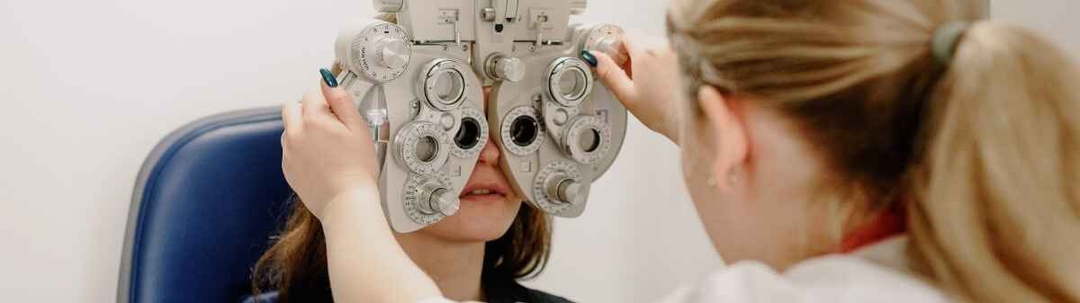 oftalmologos-espanoles-complementan-su-sueldo-operando-en-el-extranjero-1666788229873