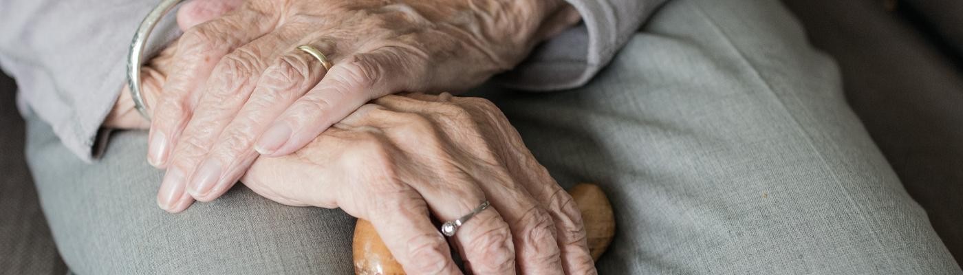 El 28% de las personas mayores de 65 años con enfermedad crónica viven solas