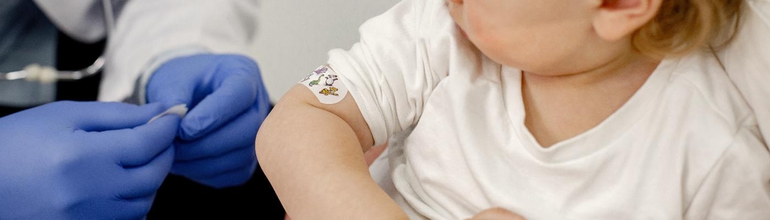 sanidad-recomienda-por-primera-vez-vacunar-frente-covid-menores-de-entre-seis-meses-y-cinco-anos