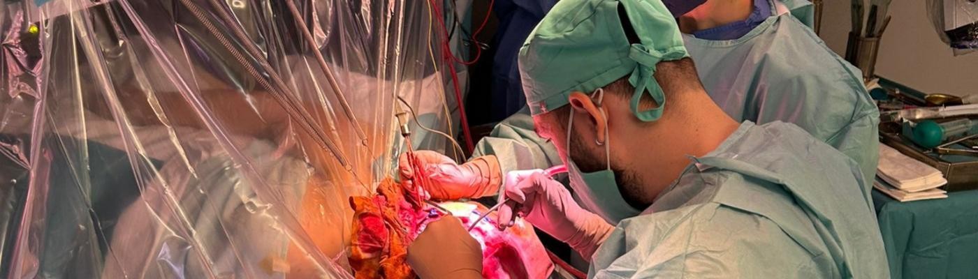 Un neurocirujano español extirpa un tumor cerebral a una paciente despierta mientras  le practica un test de IA
