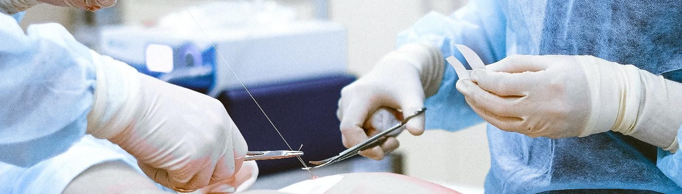 Diseñan “suturas inteligentes” que administran fármacos y detectan inflamaciones
