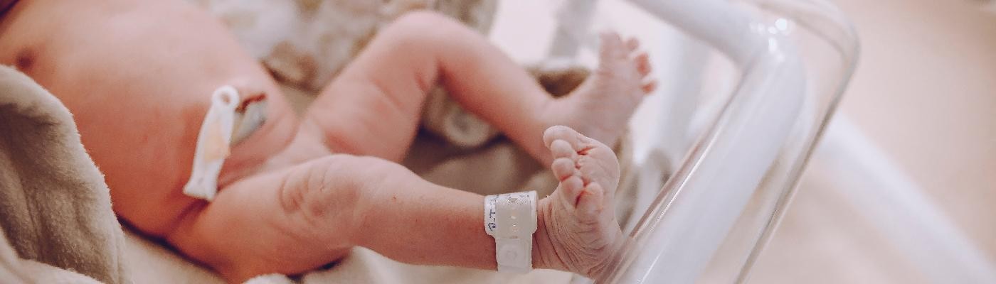 Detectan compuestos químicos de cosméticos en el cordón umbilical de recién nacidos