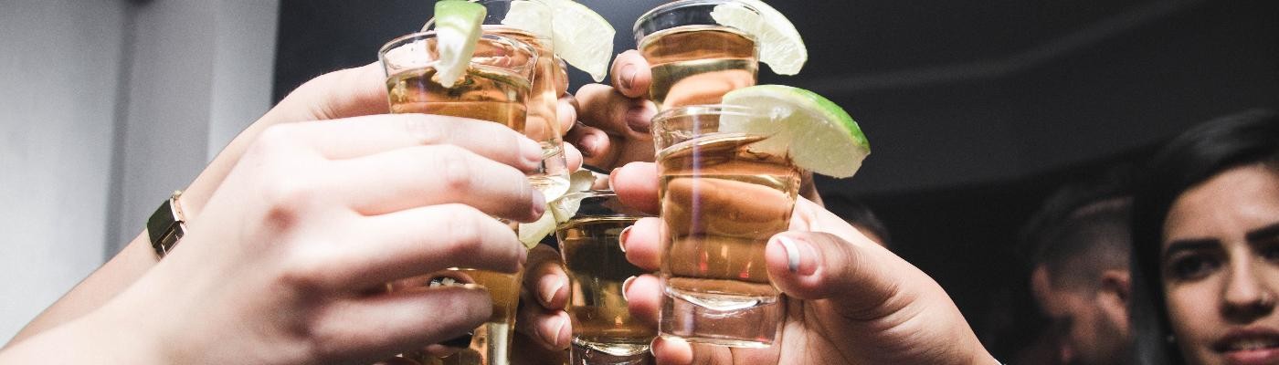 Mezclar alcohol y bebidas energéticas, cóctel explosivo para la salud