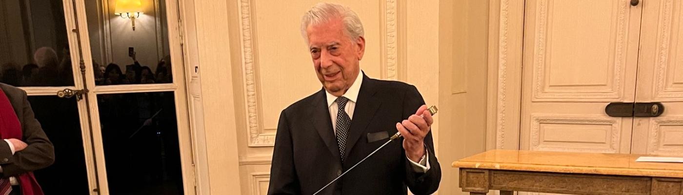 El escritor Mario Vargas Llosa, ingresado por Covid-19