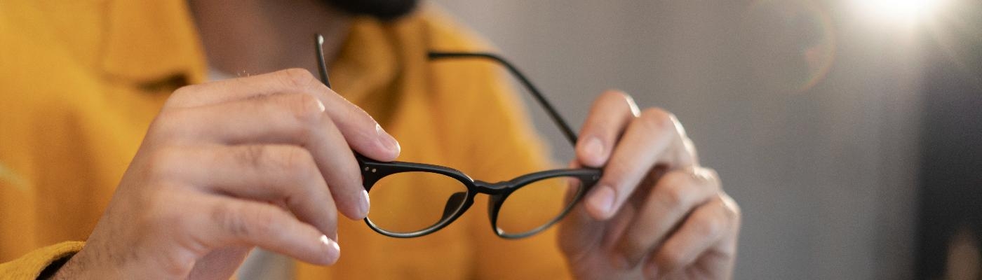 Llegan los negacionistas de la miopía: una influencer afirma que las gafas no son necesarias