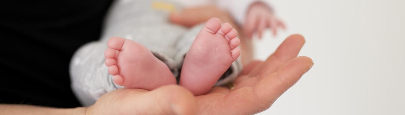 El contacto piel con piel entre padres y bebés prematuros mejora las habilidades sociales y comunicativas de los pequeños