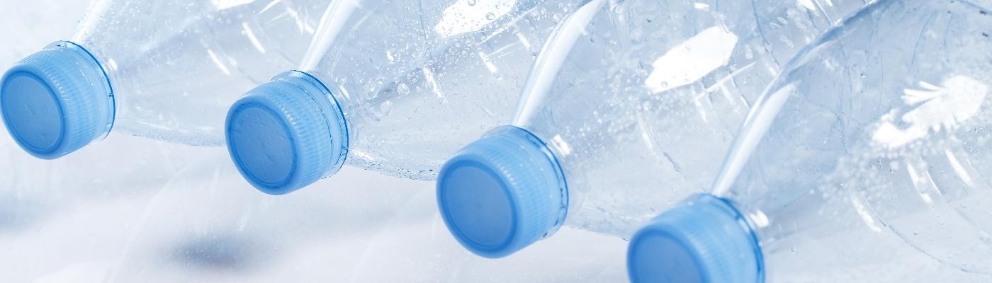 El agua embotellada puede contener cientos de miles de pequeños trozos de plástico