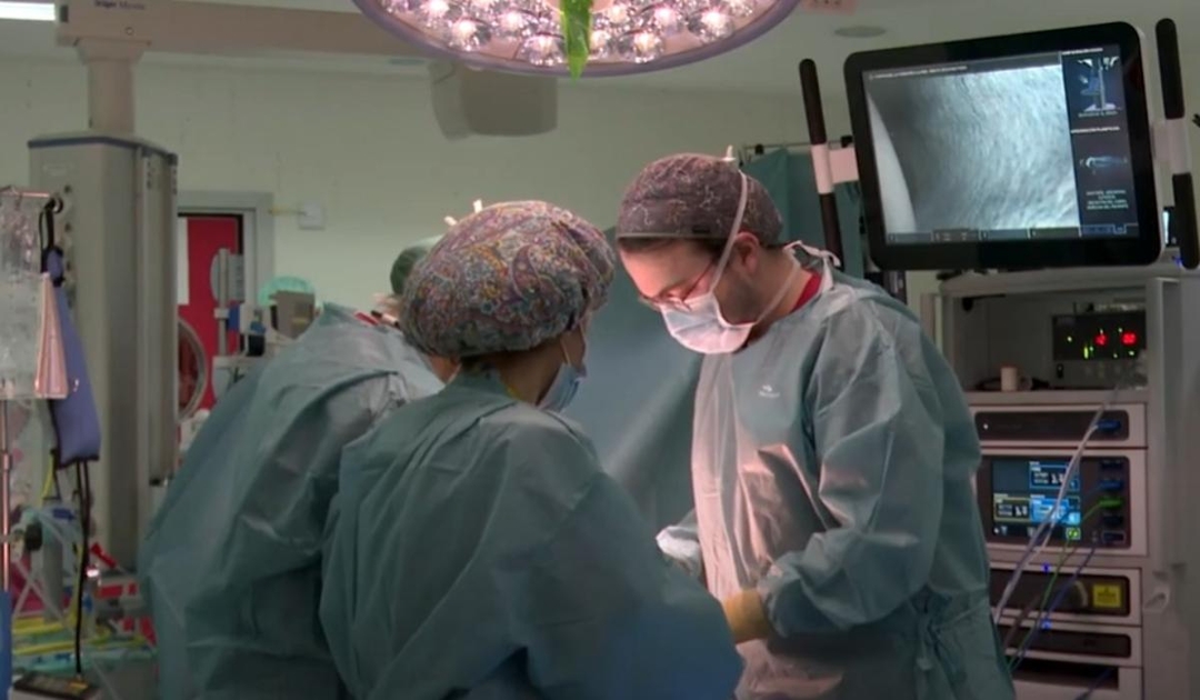 paz-primer-hospital-espana-emplear-cirugia-robotica-extraccion-parcial-trabajo